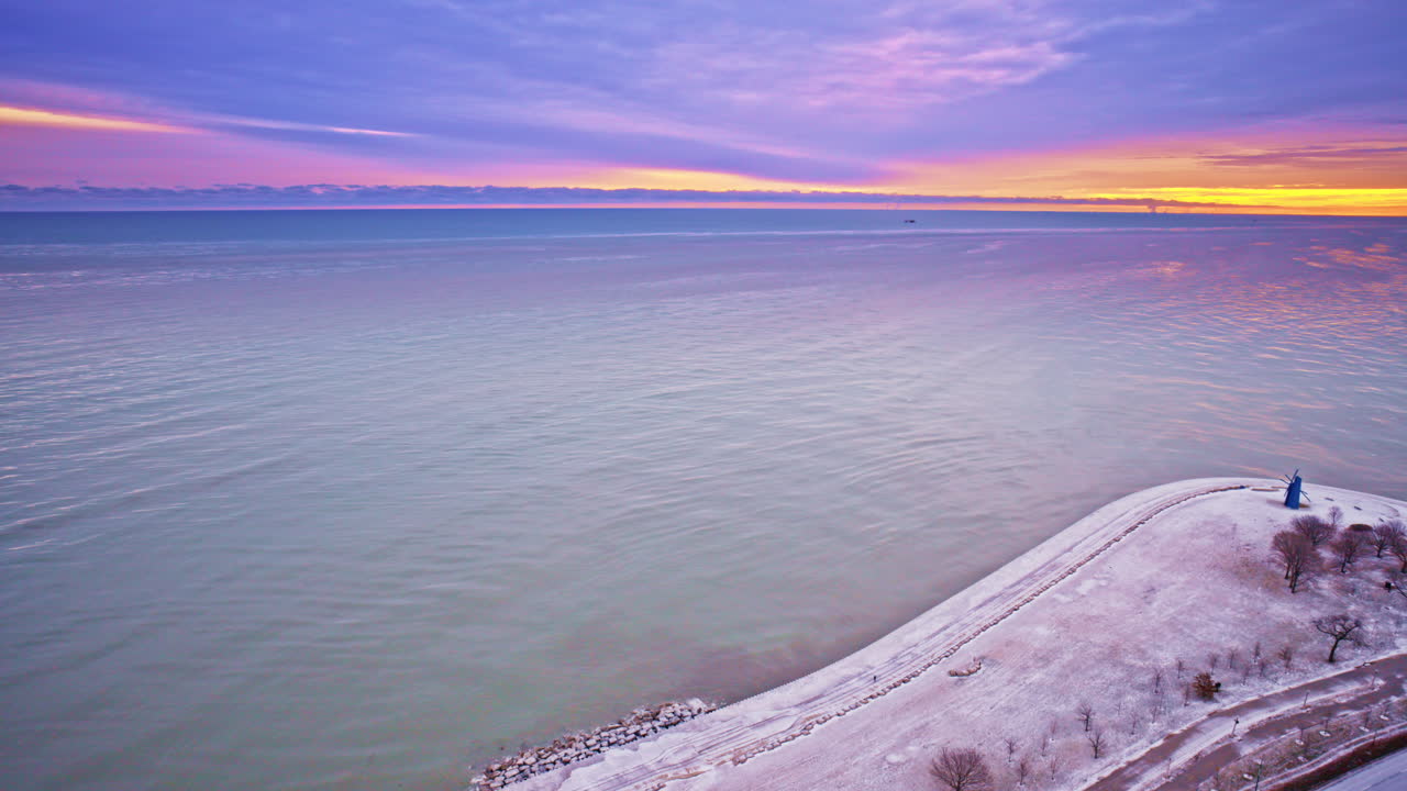 Vista cinematografica da un drone sopra il Loop di Chicago in una fredda mattina d'inverno.