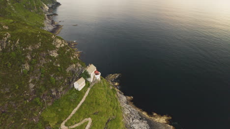 Faro-De-Hendanes-En-La-Ladera-De-La-Montaña-En-El-Condado-De-Vestland,-Noruega