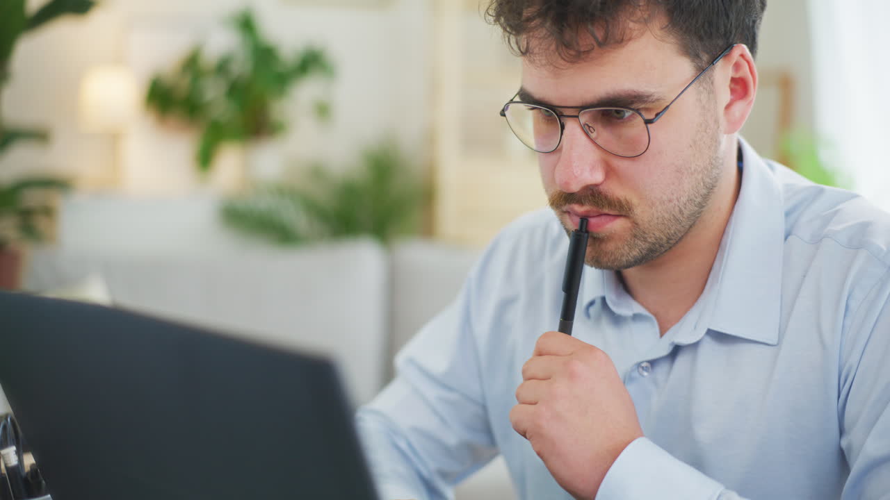 empleado corporativo confiado y pensativo que trabaja