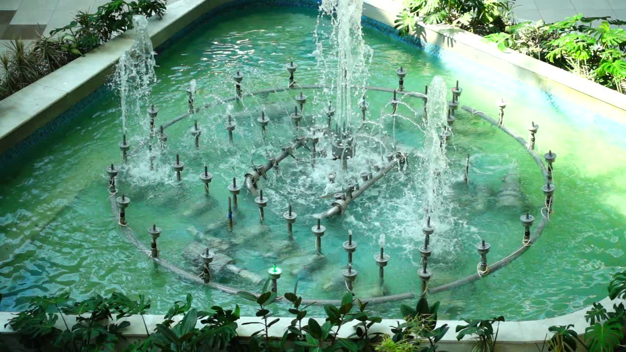 Chorros de fuente en el centro comercial. Cámara lenta