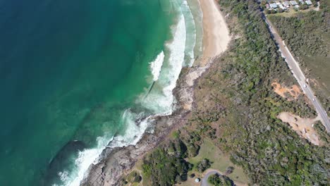 Vista-Aérea-De-La-Espeluznante-Playa-De-Arena-En-La-Ciudad-Costera-De-Angourie-En-Nueva-Gales-Del-Sur,-Australia