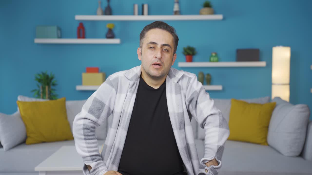 지루함 때문에 안타까워하고 숨을 쉬는 사람.