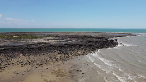 Toma-De-Drones-De-Una-Piscina-De-Rocas-Y-El-Océano-En-La-Reserva-East-Point-En-Darwin,-Territorio-Del-Norte