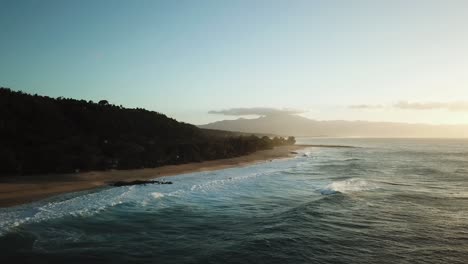 Hermosa-Puesta-De-Sol-En-Hawaii,-Costa-Norte,-Oahu,-Imágenes-Aéreas