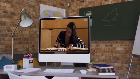 estudiante biracial aprendiendo en la pantalla de la computadora durante una llamada de video