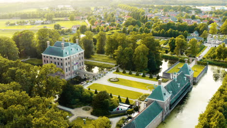 Erstaunliche-übersichtsaufnahme-Von-Einem-Historischen-Wasserschloss-In-Den-Niederlanden