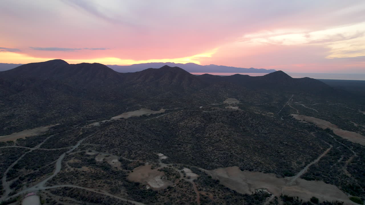 Ripresa aerea in discesa della baia di Ensenada de los Muertos in Bassa California del Sud, Messico