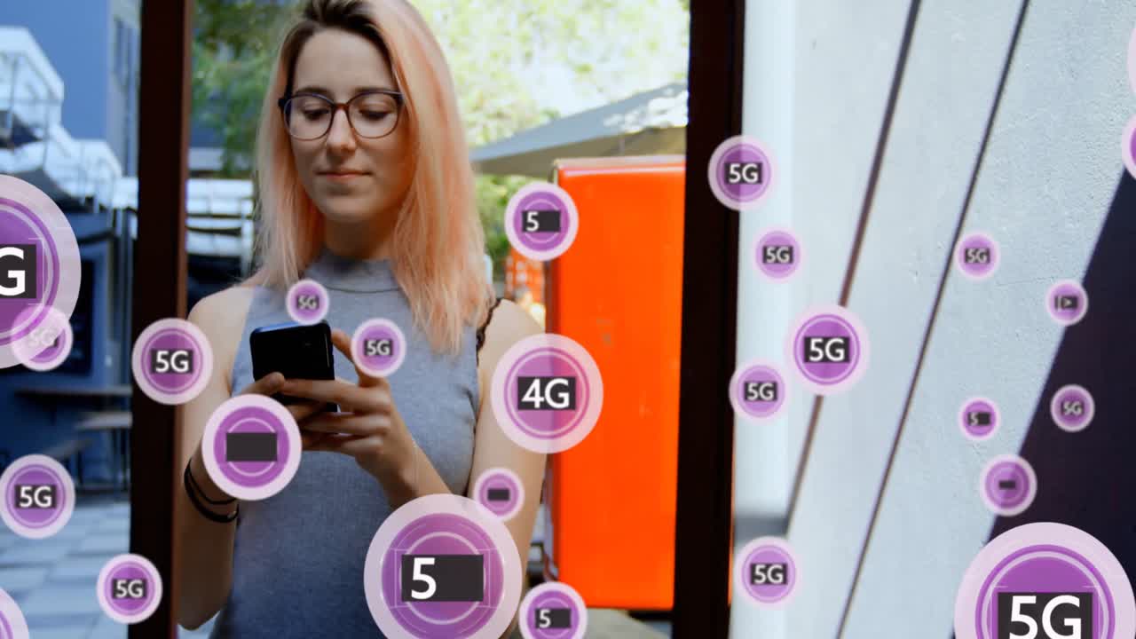 animación de pancartas de texto púrpura de 5g flotando sobre una mujer caucásica que usa un teléfono inteligente al aire libre