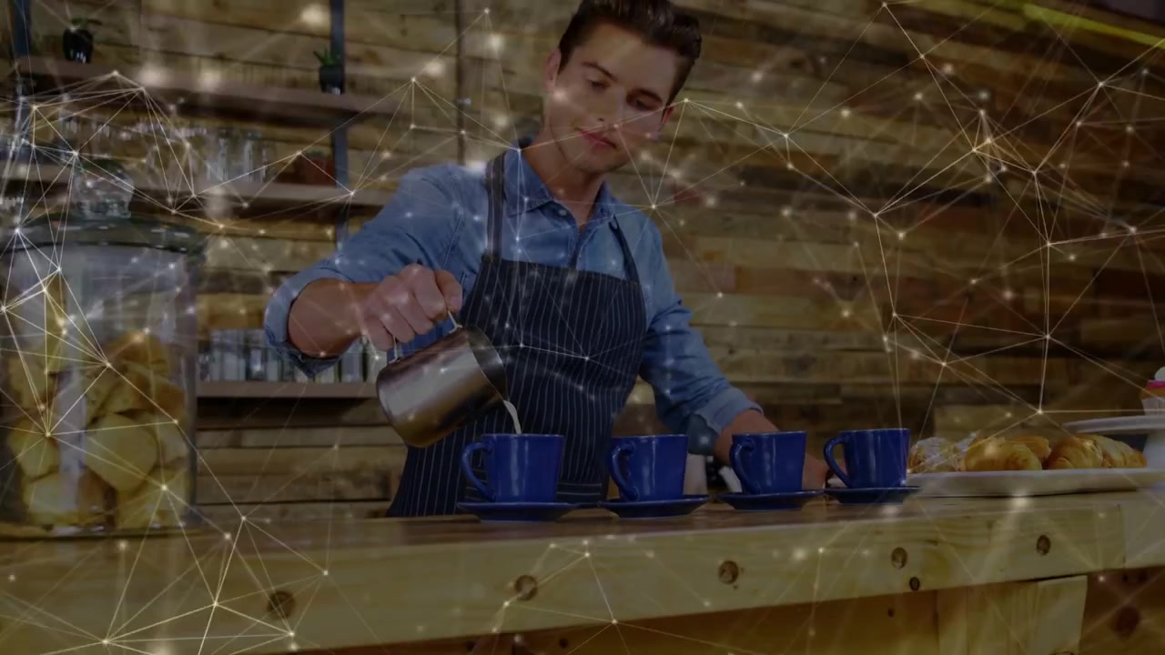 barista che prende la brocca, versando caffè in quattro tazze per servire gli ordini, sovrapposizione a rete sulle mani