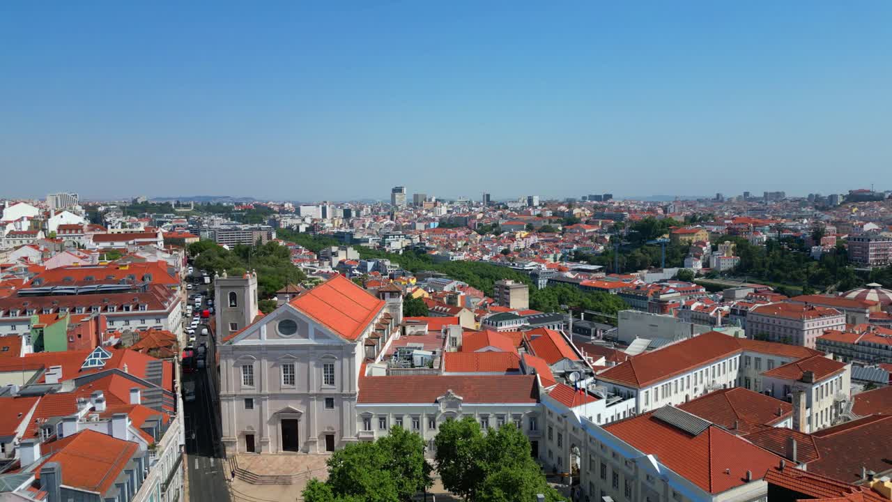 Vista aerea da Largo Trindade Coelho con la Chiesa di São Roque. Lisbona, Portogallo. Ripresa aerea con drone all'indietro