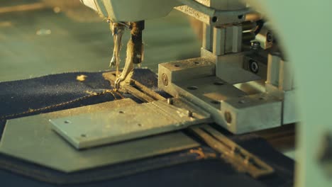 máquina de coser cose bolsillo para jeans. toma de primer plano.2