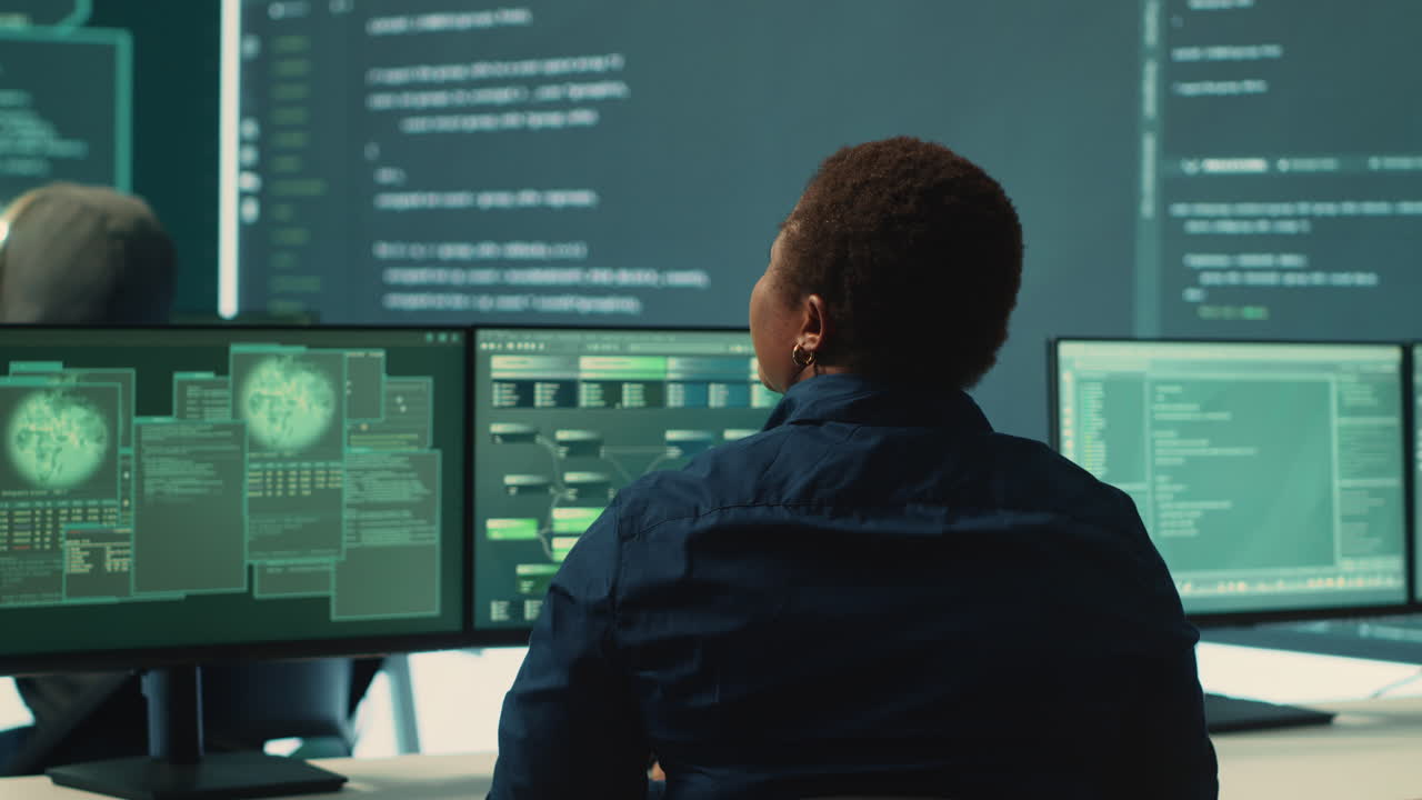 hackers gubernamentales analizando grandes datos para la detección de amenazas cibernéticas