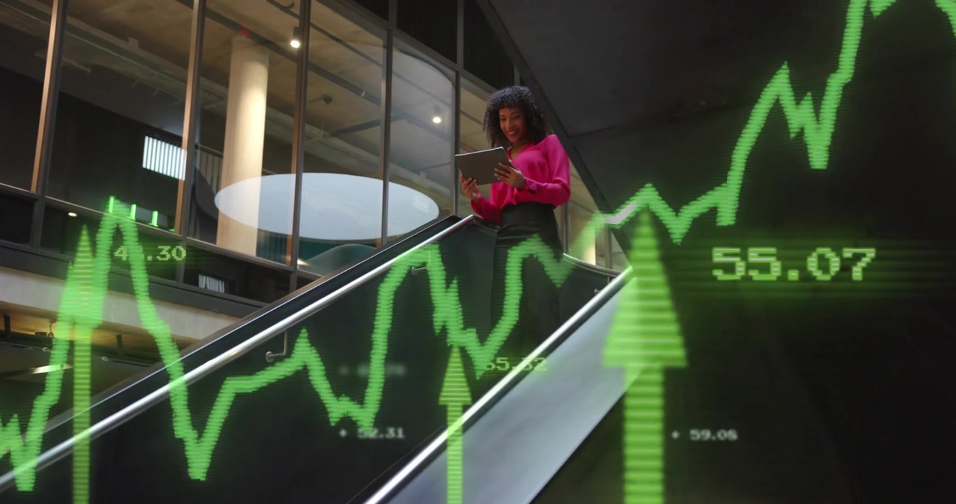 Femme montant sur un escalator, tenant une tablette et tapotant l'écran, affichant un graphique financier animé