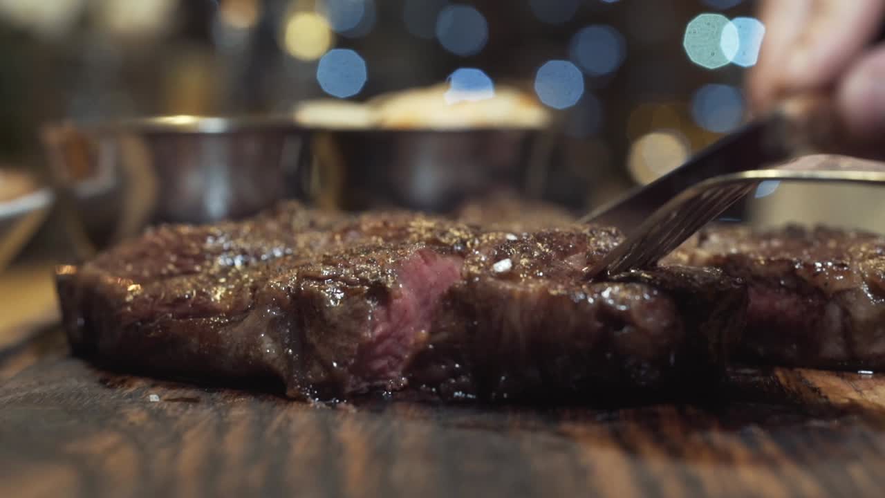 cortando un delicioso filete