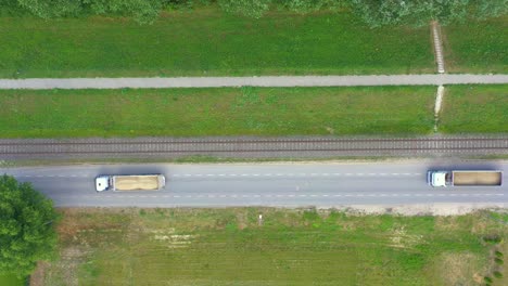 在一個風景如畫的自然景觀上, 貨車從施工現場運送岩石, 4k空中無人機片段