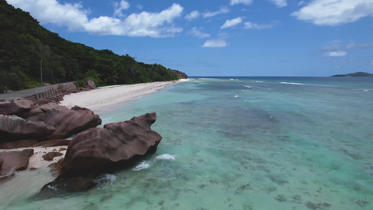vista aérea del carril bici y la costa rocosa en la digue seychelles