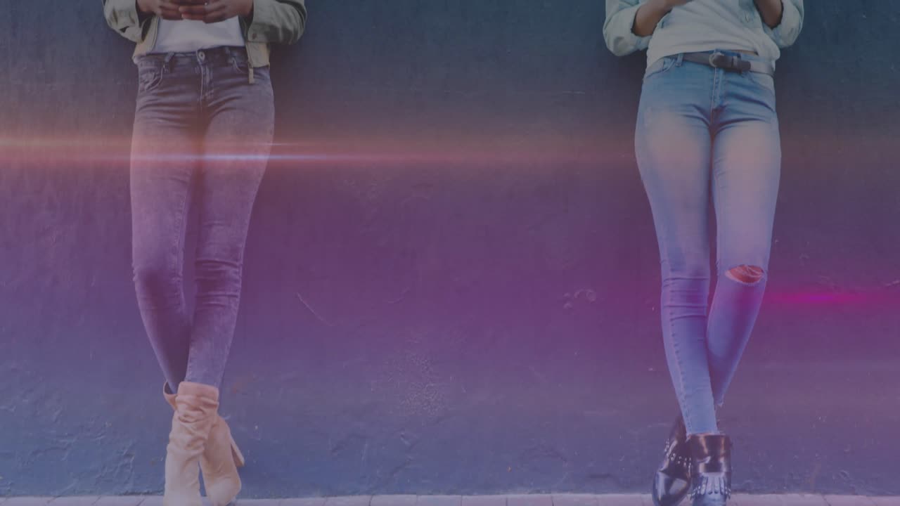 Animación de mujeres afroamericanas sonrientes usando smartphones.