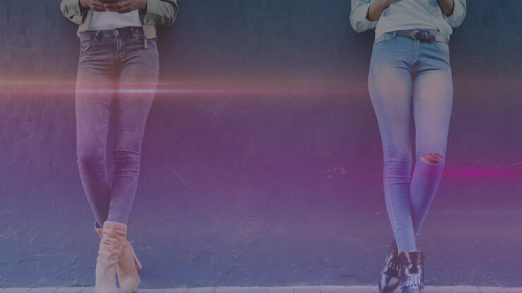 Animazione di donne afroamericane sorridenti che usano smartphone.