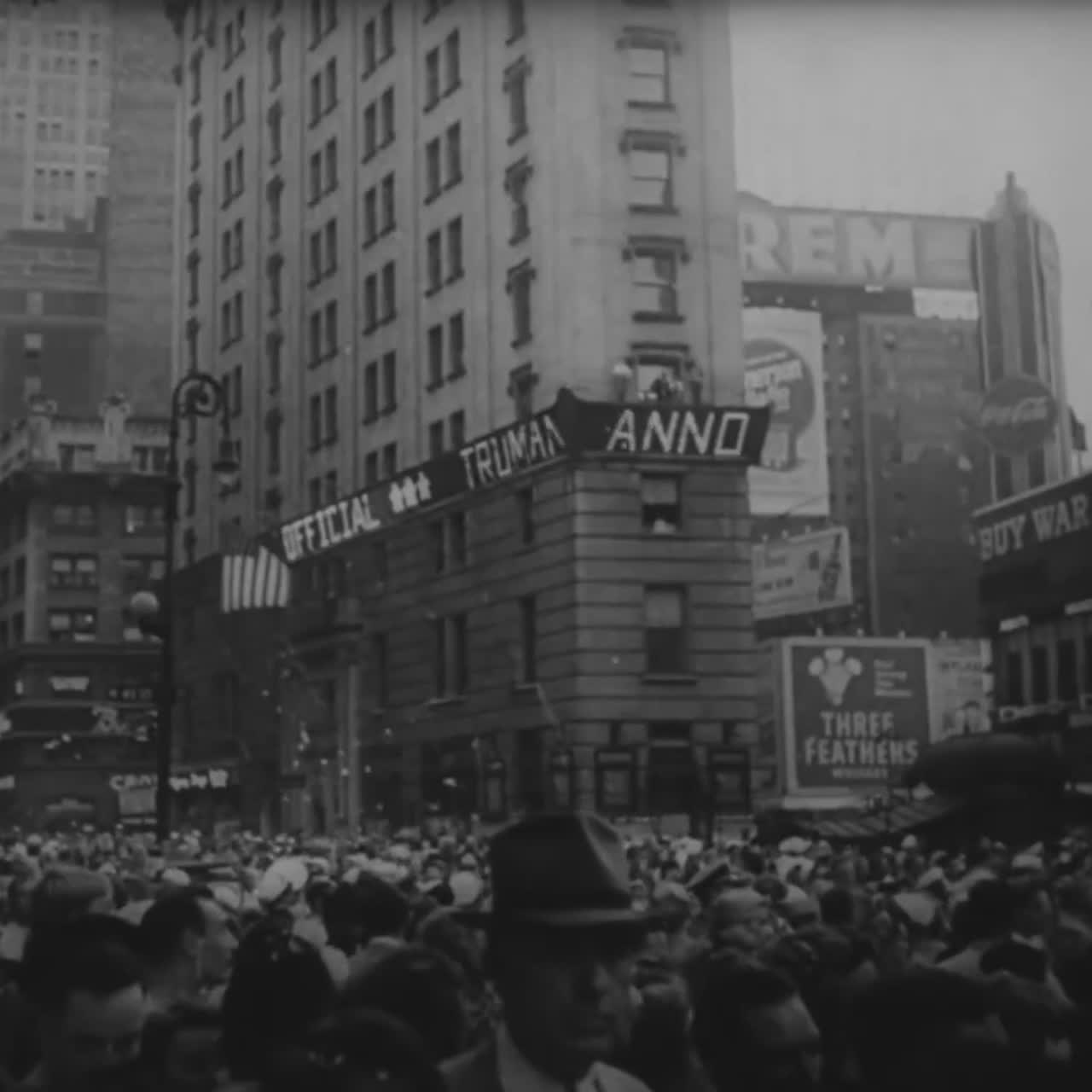 la gente celebra en times square en la ciudad de nueva york tras la rendición de japón en la segunda guerra mundial