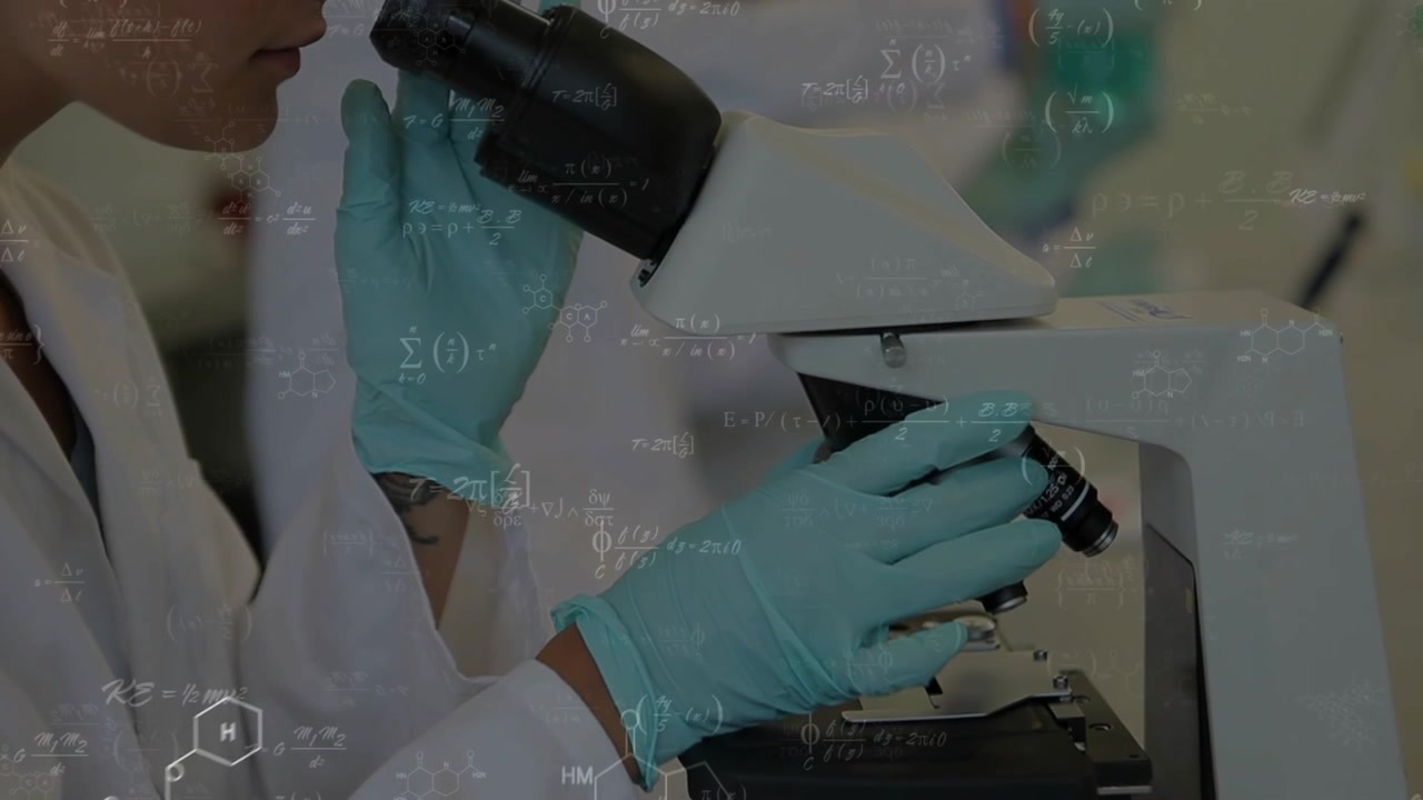 Scienziato di laboratorio che si china al microscopio, regolando la messa a fuoco, analizzando un vetrino mentre formule si sovrappongono alle immagini