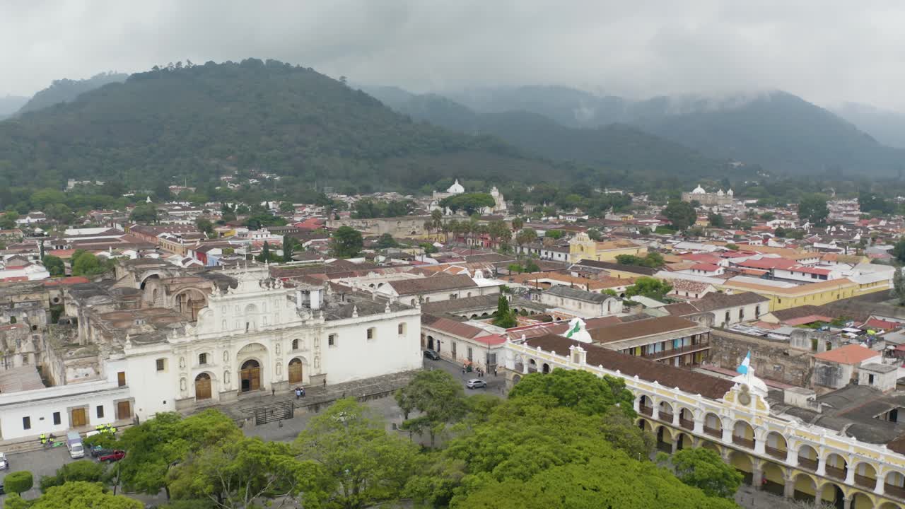 vista aérea de la antigua catedral de guatemala y el paisaje urbano en un día soleado