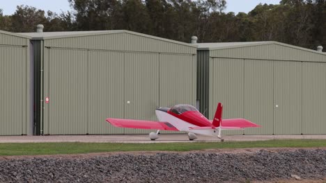 el avión rojo y blanco acelera y despegue