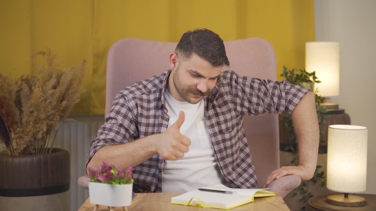 el hombre se está regocijando.