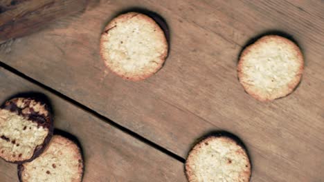 koekjes op een rustieke houten tafel.