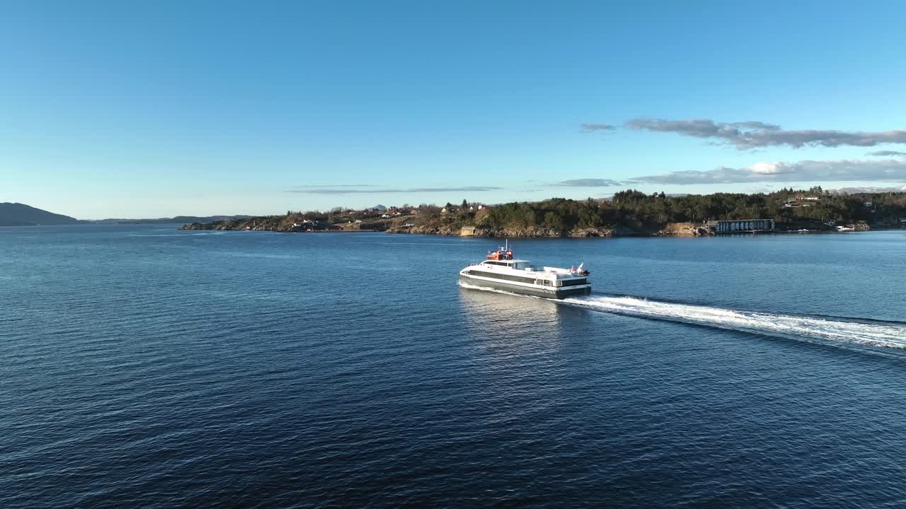 avión siguiendo el catamarán fjordbris que transportaba pasajeros a bergen, noruega