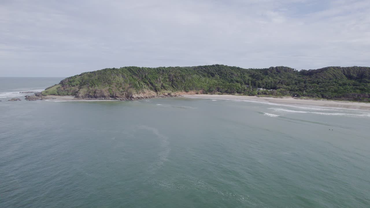 澳洲新南威爾士州北部河流地區的斷頭海灘及自然保護區，從海上望去的景色。