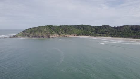 Blick-Vom-Meer-Auf-Den-Gebrochenen-Kopfstrand-Und-Das-Naturschutzgebiet-In-Der-Nördlichen-Flussregion-Von-New-South-Wales-In-Australien