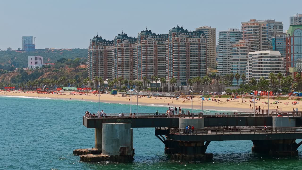 Veduta aerea panoramica con teleobiettivo del Molo di Vergara e degli esclusivi condomini Puerto Pacífico a Viña del Mar in una giornata di sole.