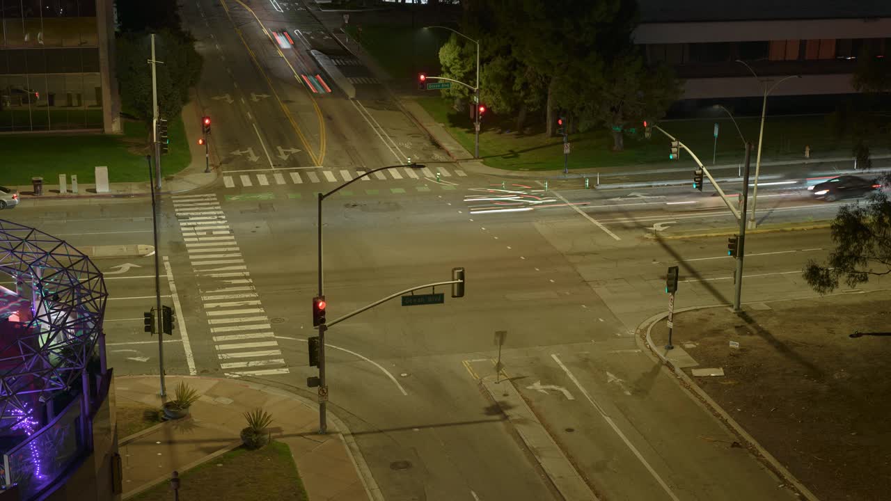 un atardecer nocturno ocupado de una larga intersección de playa con luces de calle vibrantes