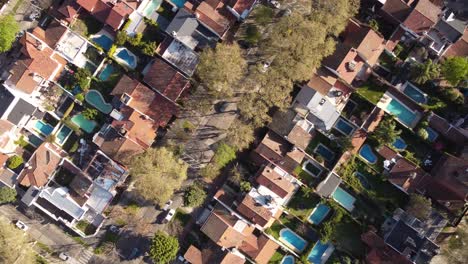 Vista-Aérea-De-Arriba-Hacia-Abajo-Sobre-Casas-De-Lujo-Con-Piscina-En-El-Municipio-De-Vicente-Lopez,-Buenos-Aires