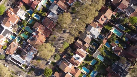 vista aérea de arriba hacia abajo sobre casas de lujo con piscina en el municipio de vicente lopez, buenos aires