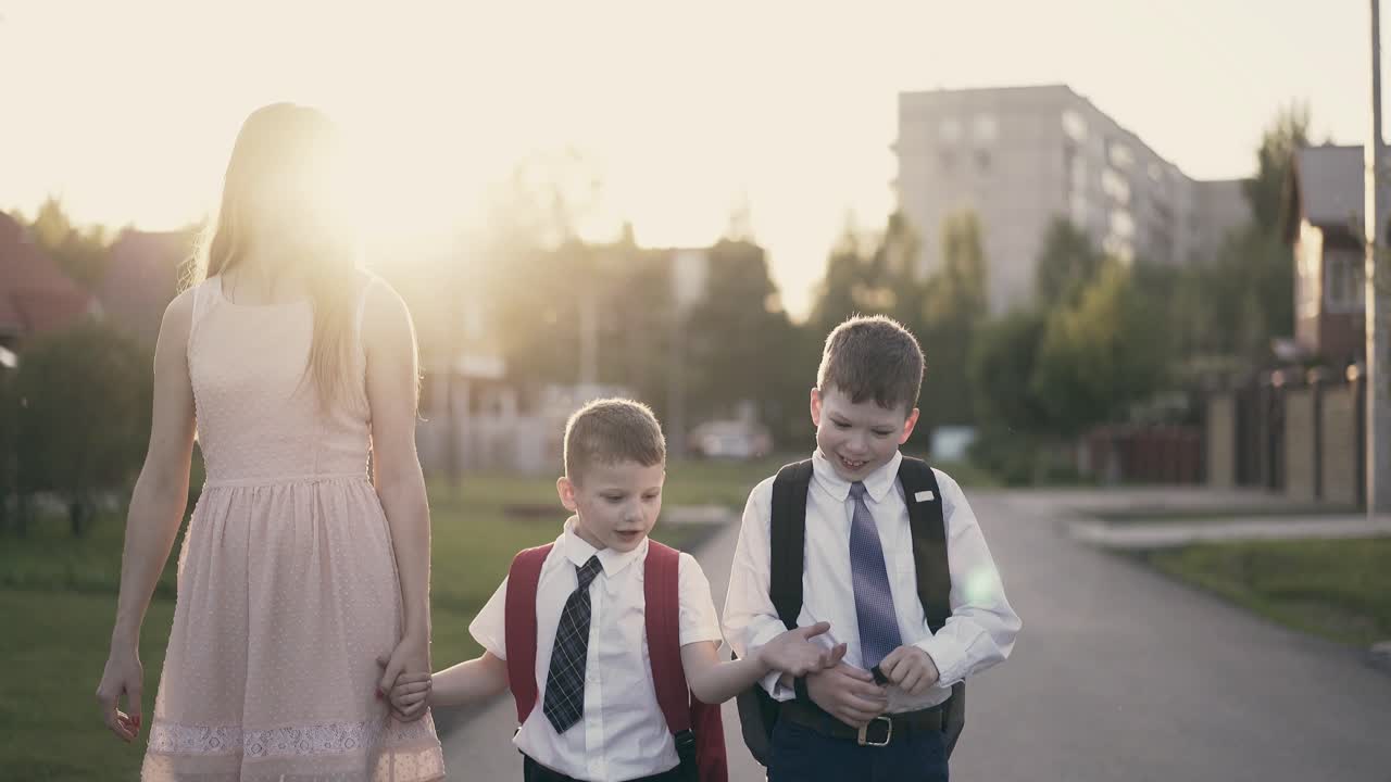 추적 어머니는 학교 아이들과 함께 간다. 그들은 그녀에게 그들의 성공에 대해 말합니다. 그녀는 미소 짓고 칭찬합니다.