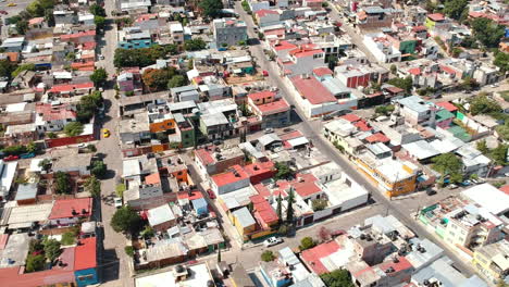 imágenes de drones de una zona residencial en la ciudad de oaxaca, méxico, con tejados tradicionales mexicanos