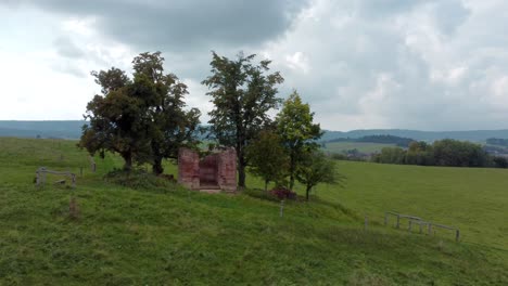 Ruinas-Aisladas-De-Una-Capilla-En-Un-Prado-En-El-Norte-De-Bohemia,-órbita-A-La-Derecha