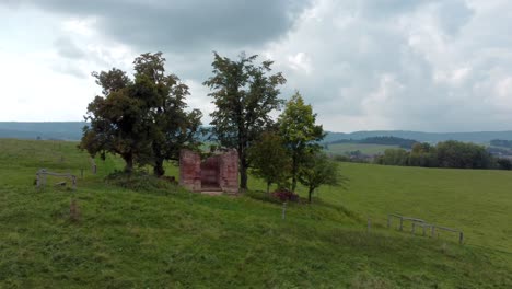 ruinas aisladas de una capilla en un prado en el norte de bohemia, órbita a la derecha