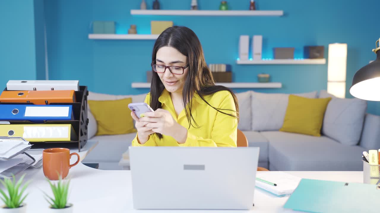 joven mujer de negocios con problema de déficit de atención.