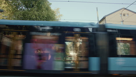 Straßenbahn-Fährt-An-Einem-Sonnigen-Tag-Durch-Die-Straßen-Von-Oslo