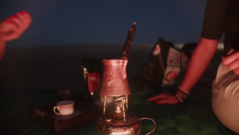 Traditionelles-Kochen-Von-Türkischem-Kaffee-Auf-Einem-Vintage-Brenner