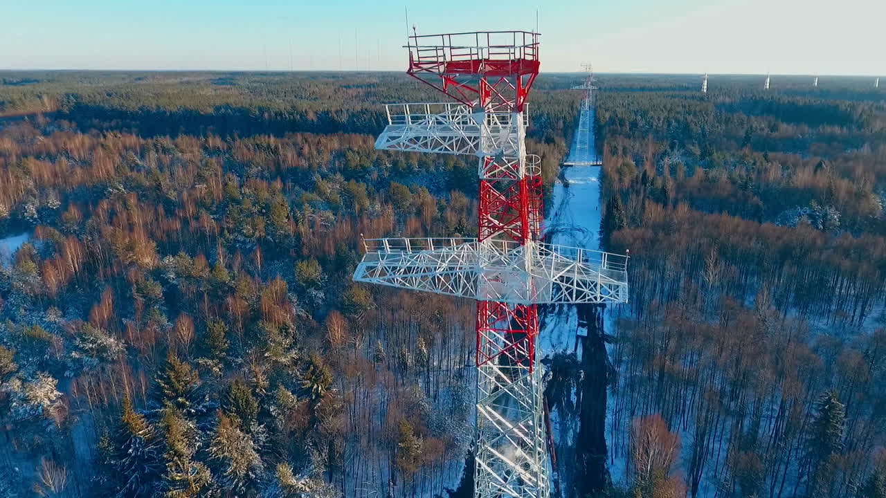 proceso de elevación de torres de transmisión. torre de energía en pie. industria energetica