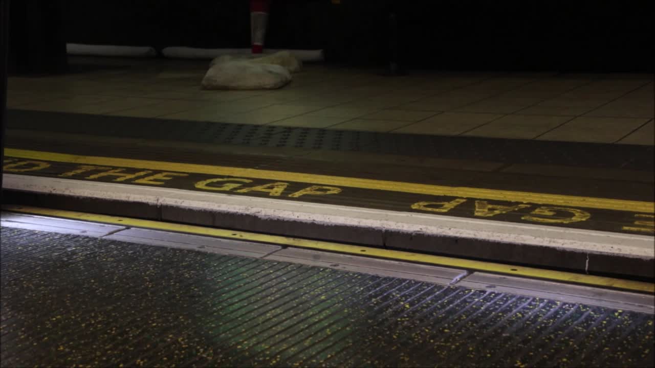 매일 도시 전역의 모든 유형의 승객을 태우는 유명한 런던 지하철의 문이 열리고 닫힙니다.