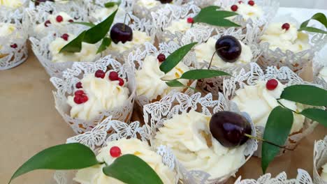 Leckere-Cupcakes-Mit-Kirschen-Bei-Einer-Hochzeit