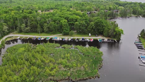 Vista-Aérea-De-Los-Barcos-Atracados-En-El-Embarcadero-Del-Lago