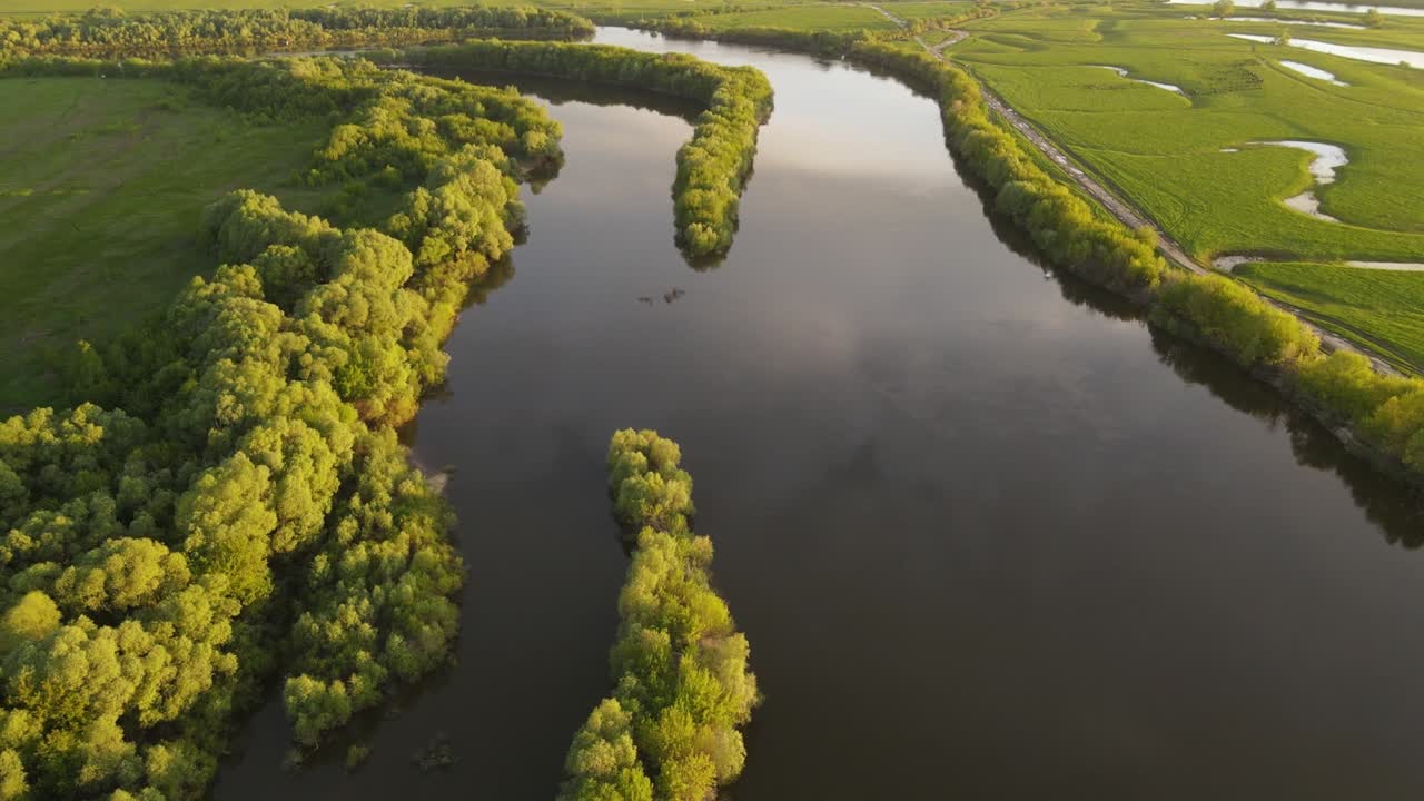воздушный вид на реку и ландшафт