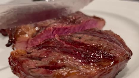 bistec wagyu japonés cocinado con un centro medio raro