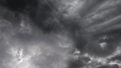vista de tormenta eléctrica dentro de nubes oscuras