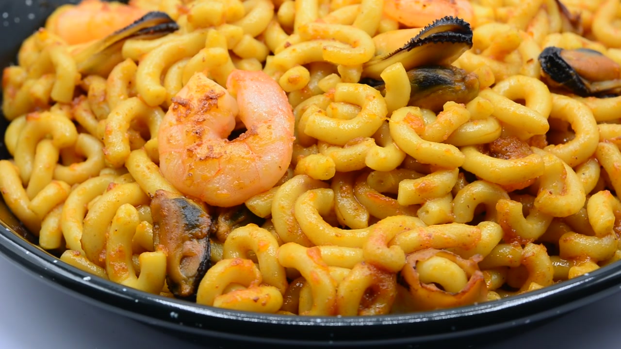Fideuà con gamberi e cozze in padella